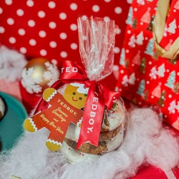 Snowy Gingerbread Cookies 